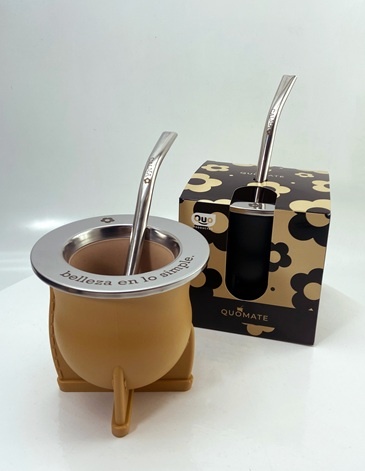 Mate con bombilla grabada QUO